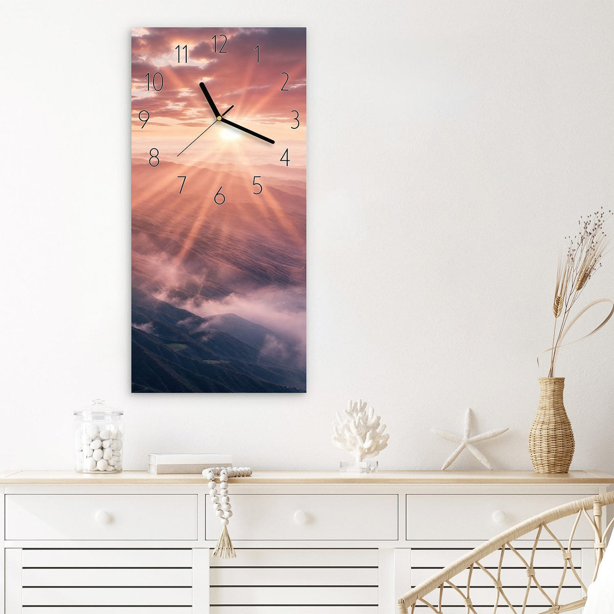 Wanduhr Sonnenaufgang Berge aus Glas – Hochformat 30 × 60 cm – Bergkämme im rosa Morgendunst