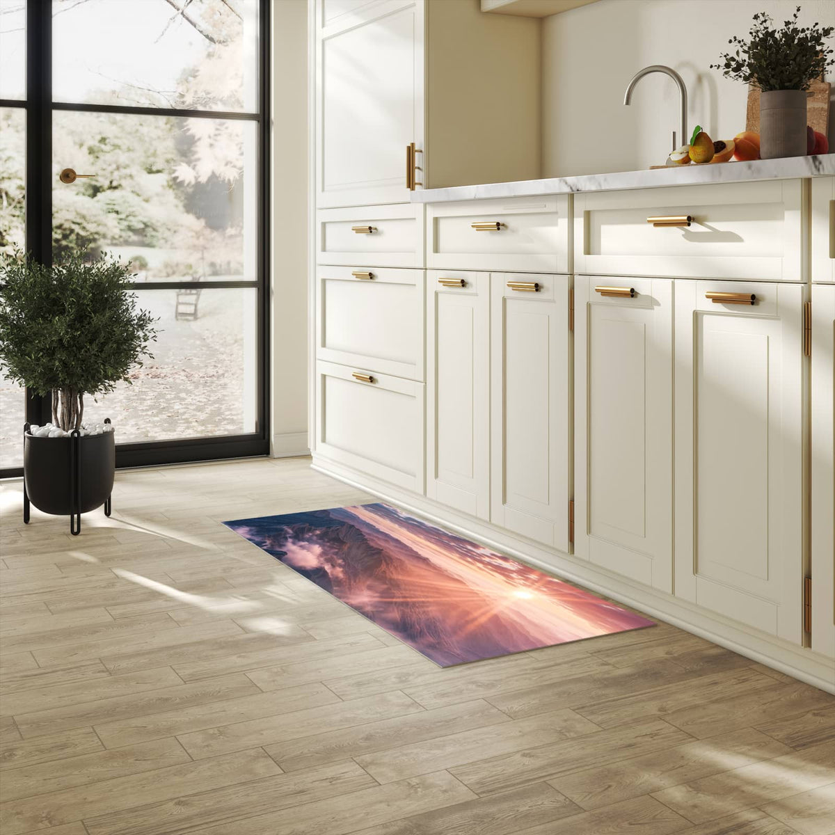 Langlebiger Küchenläufer mit Motiv Sonnenaufgang Berge in heller Küche