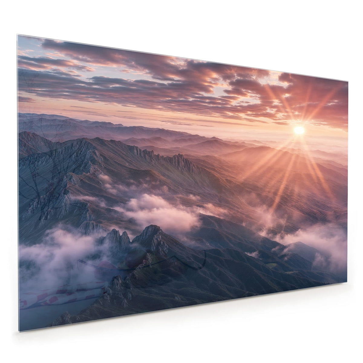 Küchenrückwand aus Glas im Hochformat mit Motiv Bergkämme im Morgenrot: Sonne mit Strahlenkranz über nebligen Bergkämmen, rosa Wolken.