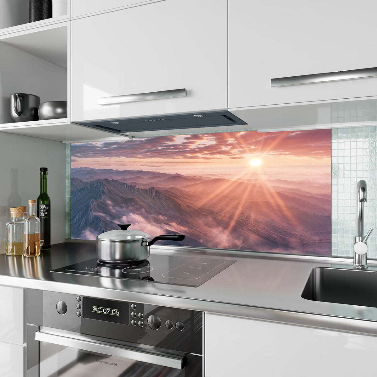 Küchenrückwand aus Glas Bergkämme im Morgenrot im Hochformat als Spritzschutz hinter dem Kochfeld, über dem Fliesenspiegel montiert