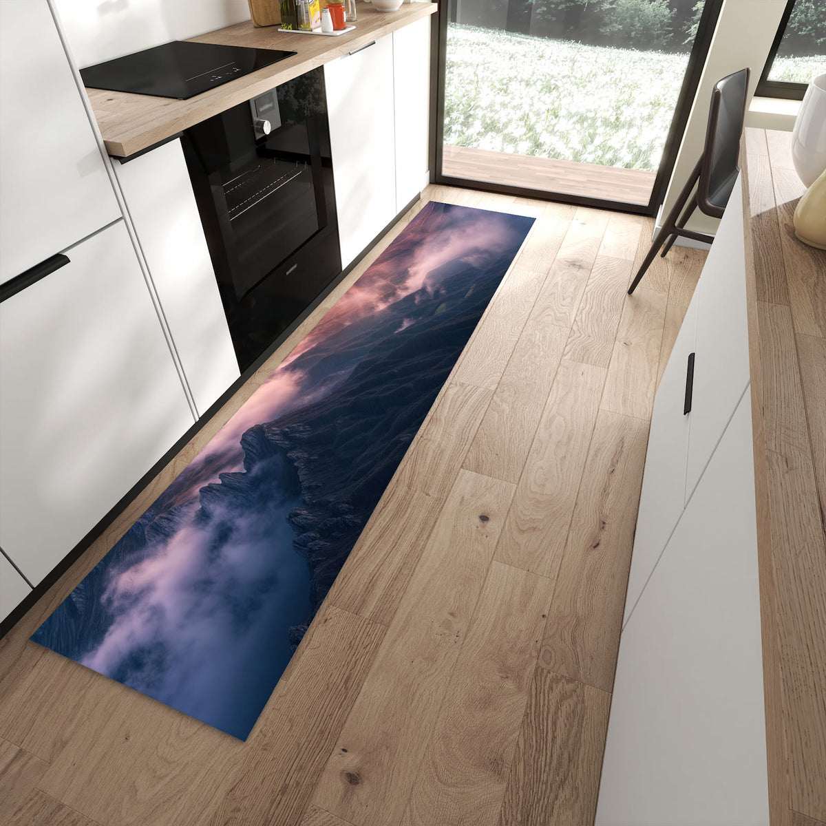 Geräuschdämpfender Küchenteppich mit Motiv Sonnenaufgang Berge in moderner Küche