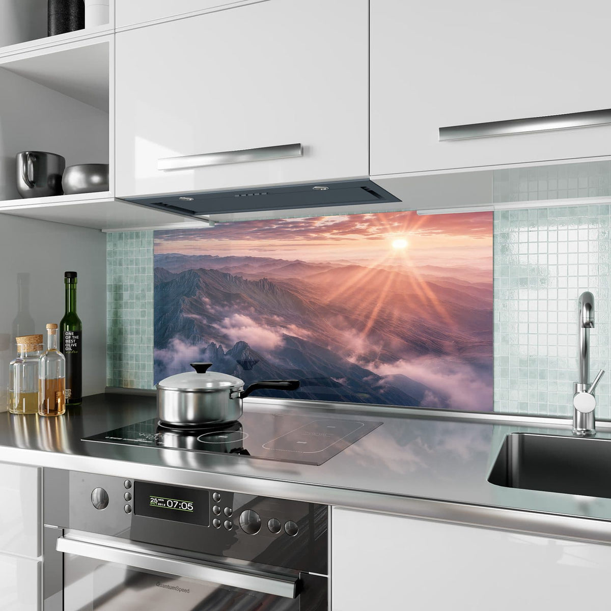 Küchenrückwand aus Glas Bergkämme im Morgenrot im Hochformat als Spritzschutz hinter dem Kochfeld, über dem Fliesenspiegel montiert
