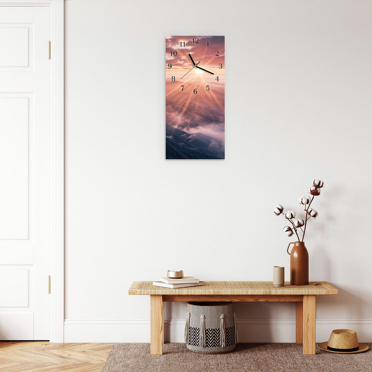 Moderne Wanduhr aus Glas mit Farbtiefe – Wanduhr Sonnenaufgang Berge aus Glas – Hochformat 30 × 60 cm