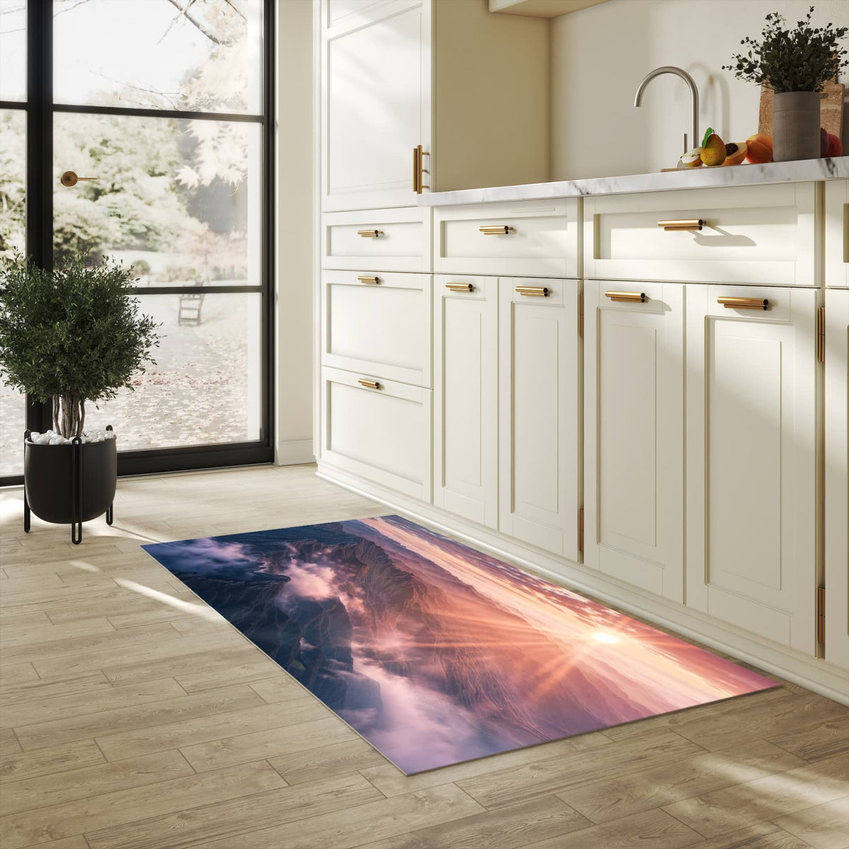 Langlebiger Teppich für die Küche mit Motiv Sonnenaufgang Berge in heller Küche