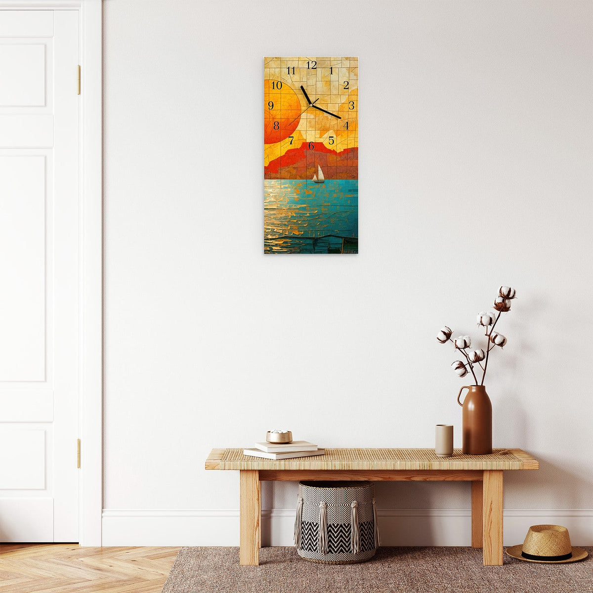 Moderne Wanduhr aus Glas mit Farbtiefe – Wanduhr Segelboot im Sonnenuntergang aus Glas – Hochformat 30 × 60 cm