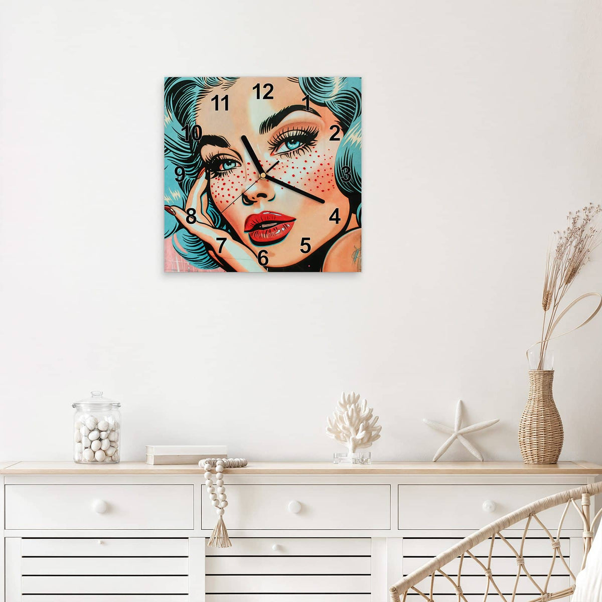 Quadratische Wanduhr aus Glas Frau mit Sommersprossen mit Ziffernblatt Modern über einem weißen Sideboard