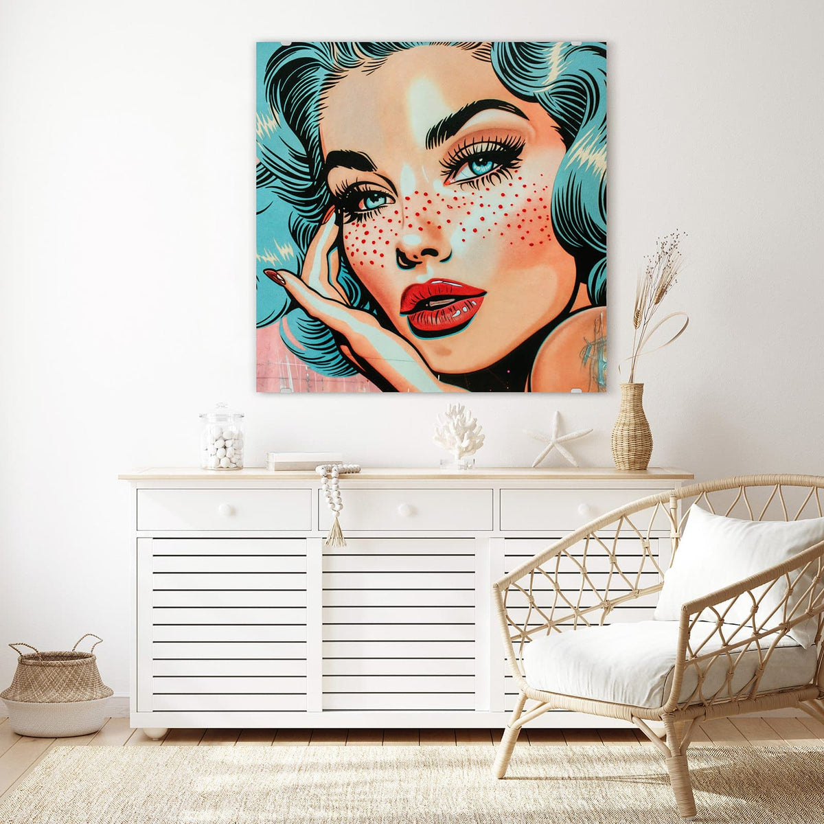 Glasbild Frau mit Sommersprossen an der Wand – Pop-Art-Frauengesicht mit türkisem Haar, roten Lippen und roten Sommersprossen