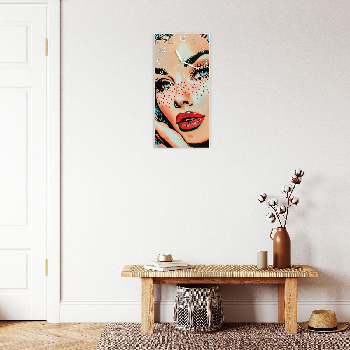 Moderne Wanduhr aus Glas mit Farbtiefe – Wanduhr Pop Art Porträt aus Glas – Hochformat 30 × 60 cm