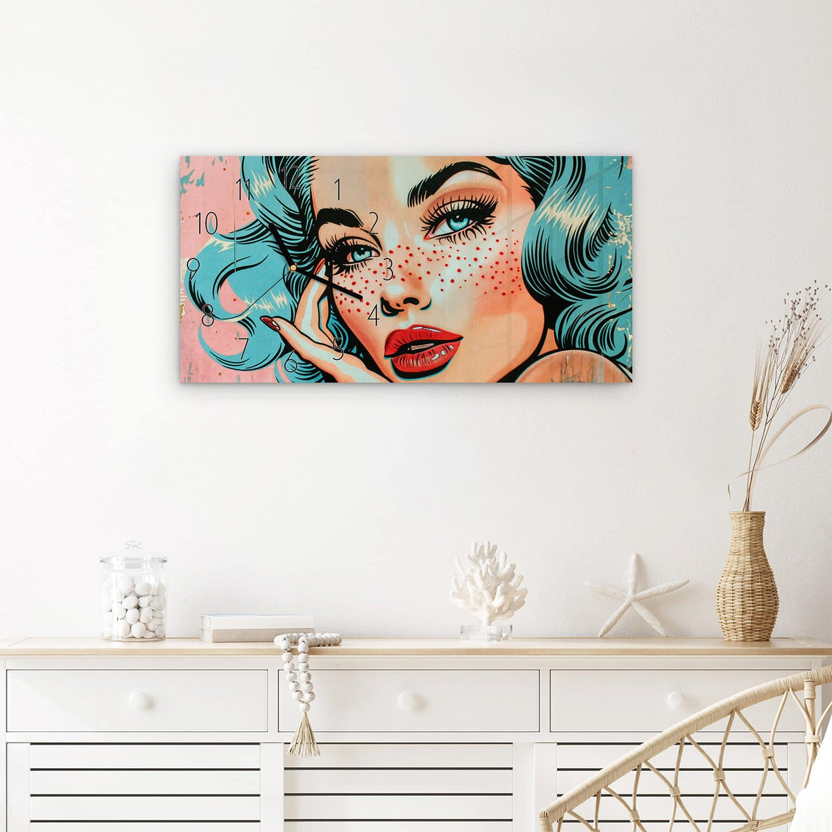Wanduhr Pop Art Porträt aus Glas – Querformat 60 × 30 cm – Frauengesicht in Pastell und Rot