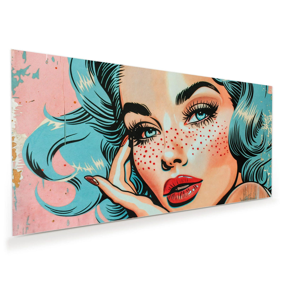 Pop-Art-Frauengesicht mit türkisem Haar, roten Lippen und roten Sommersprossen