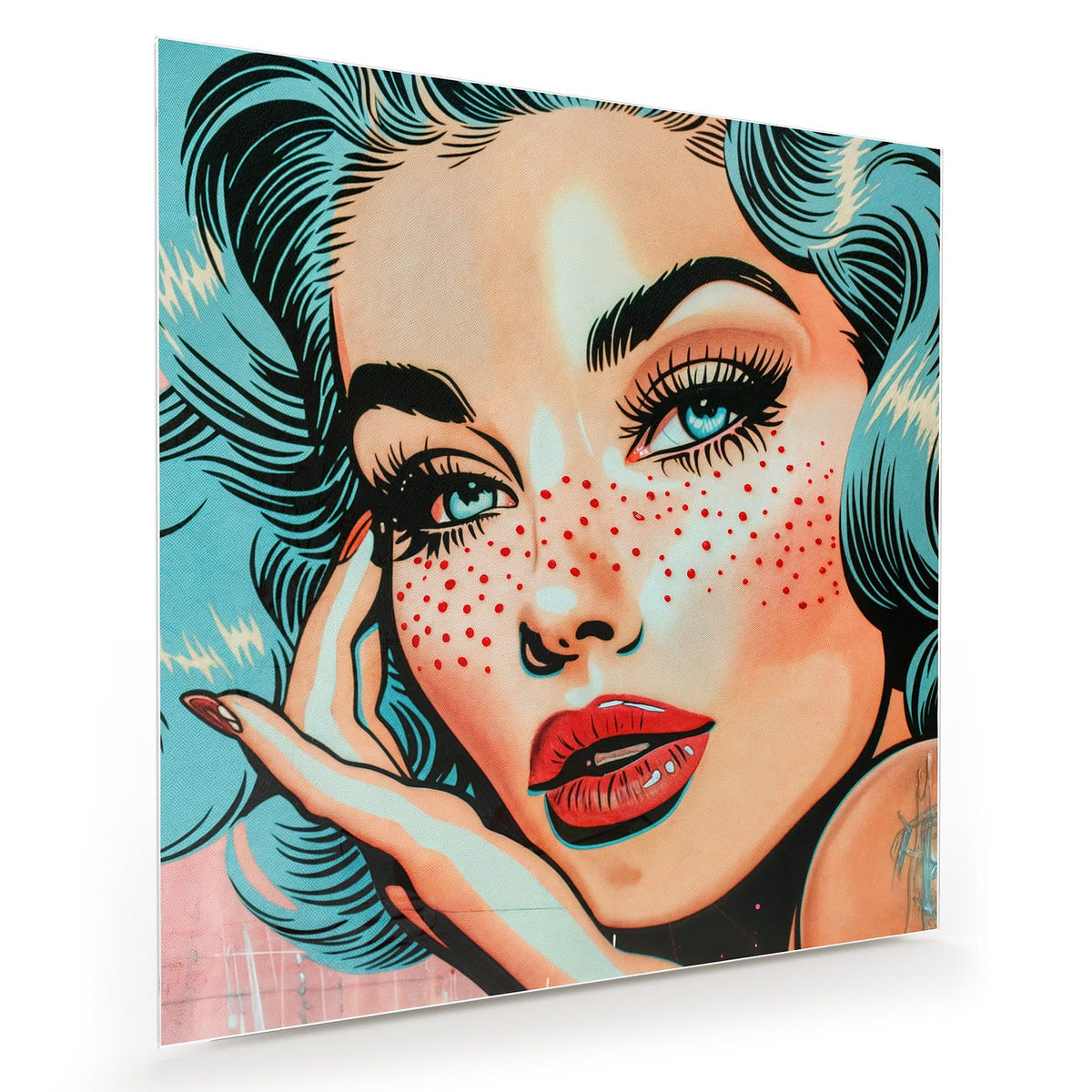 Pop-Art-Frauengesicht mit türkisem Haar, roten Lippen und roten Sommersprossen