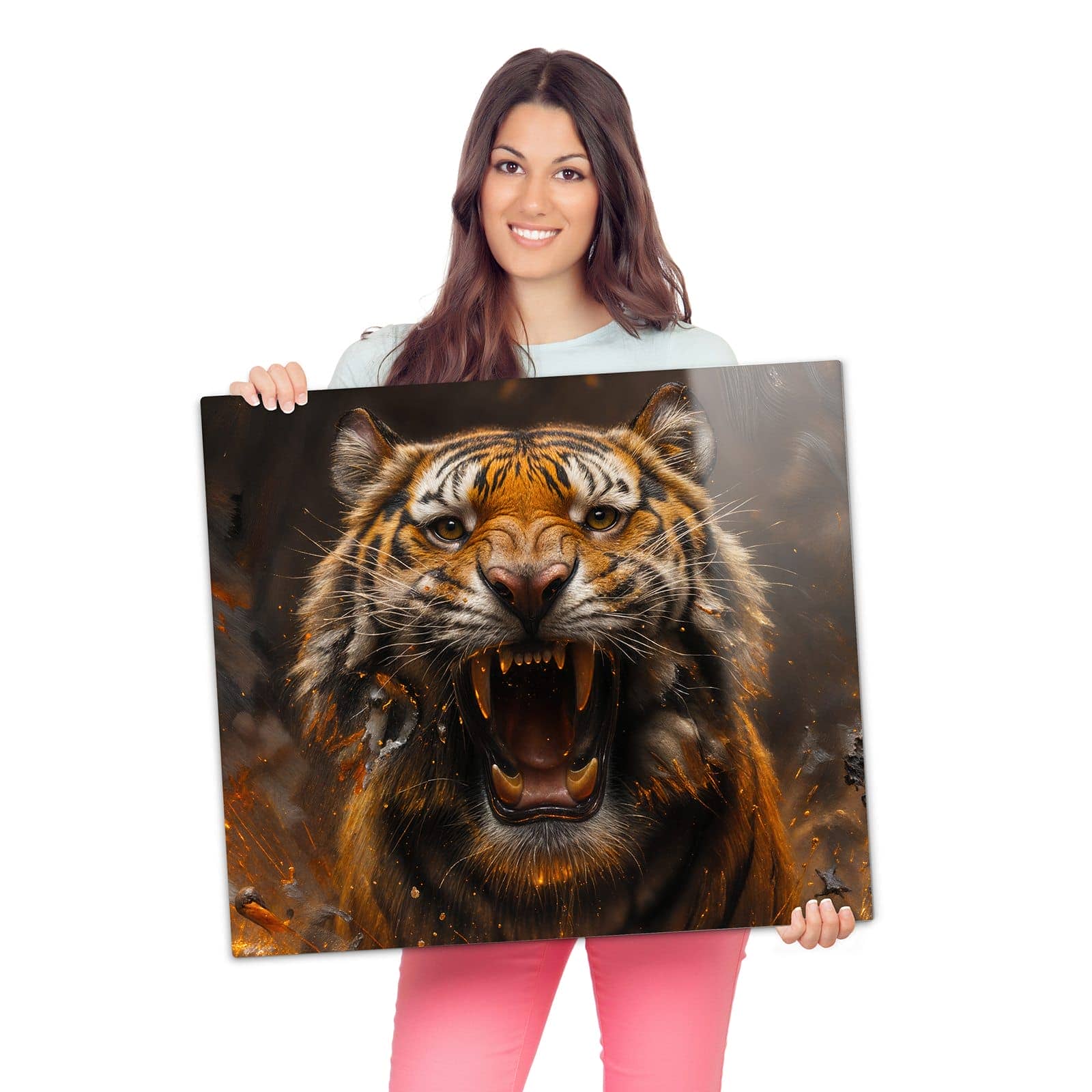 Herdabdeckplatte mit Tiger im Feuer-Motiv wird zur Größendarstellung gehalten