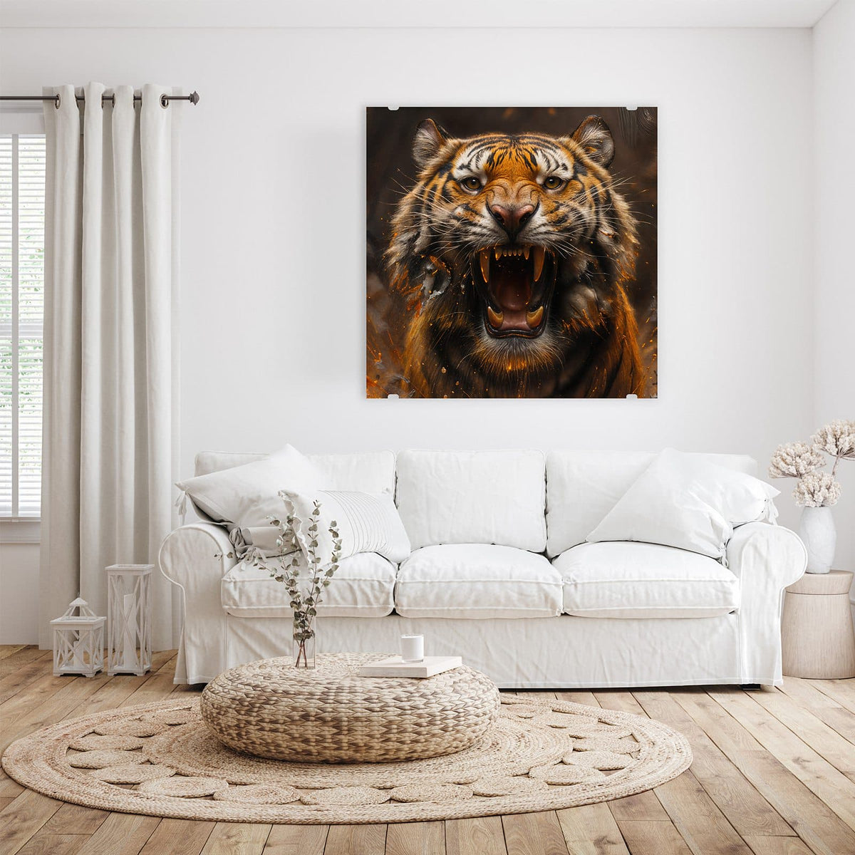 Brüllender Tiger frontal, umgeben von Funken und orangeroter Glut
