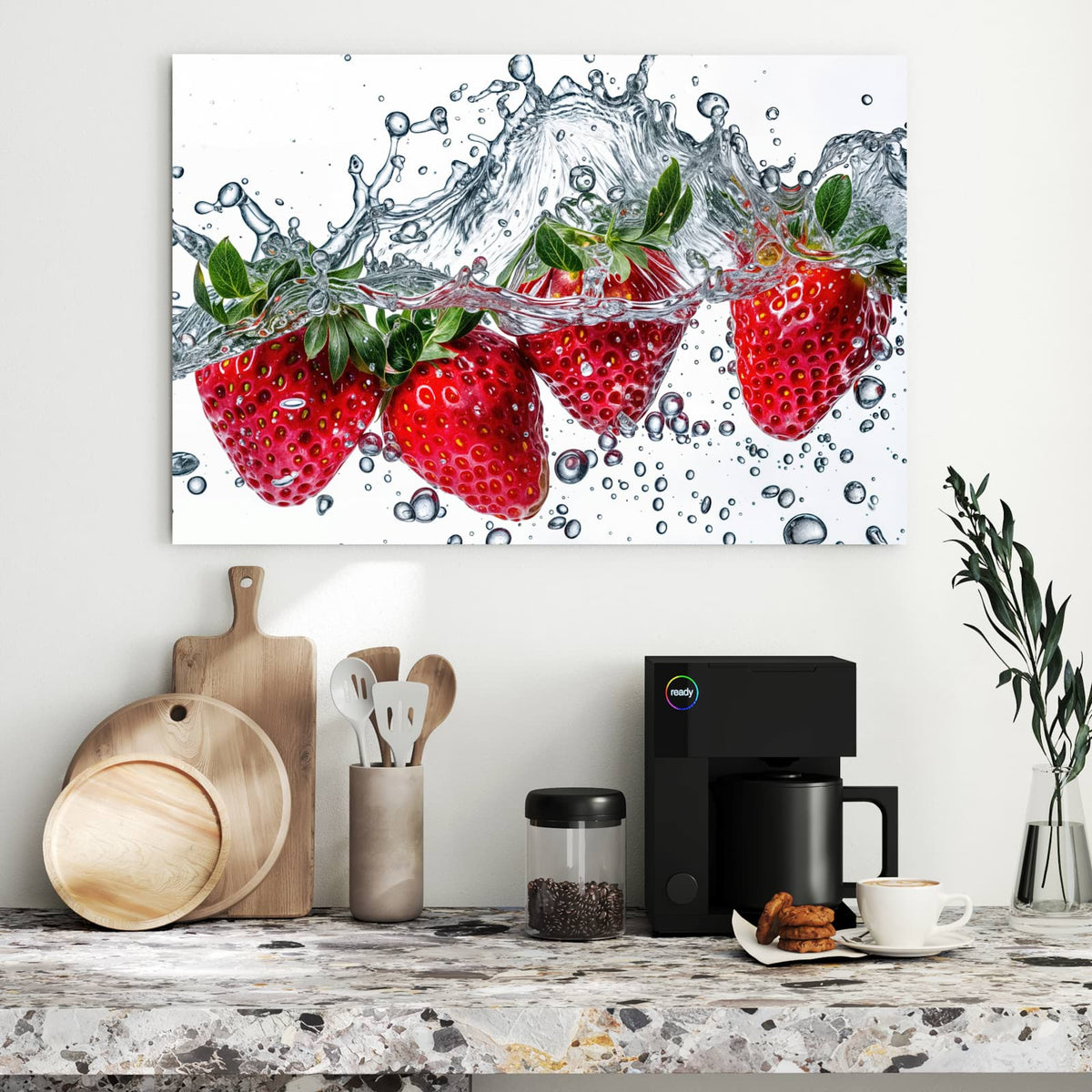 Erdbeeren tauchen vor Weiß ins Wasser, Spritzerwand und Tropfen ringsum