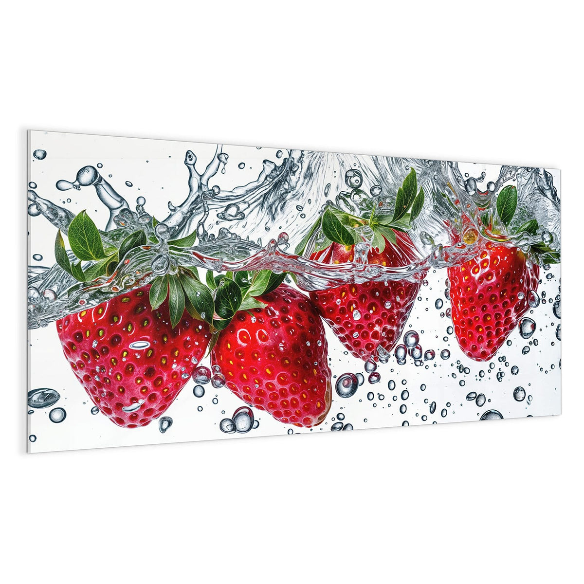 Erdbeeren tauchen vor Weiß ins Wasser, Spritzerwand und Tropfen ringsum