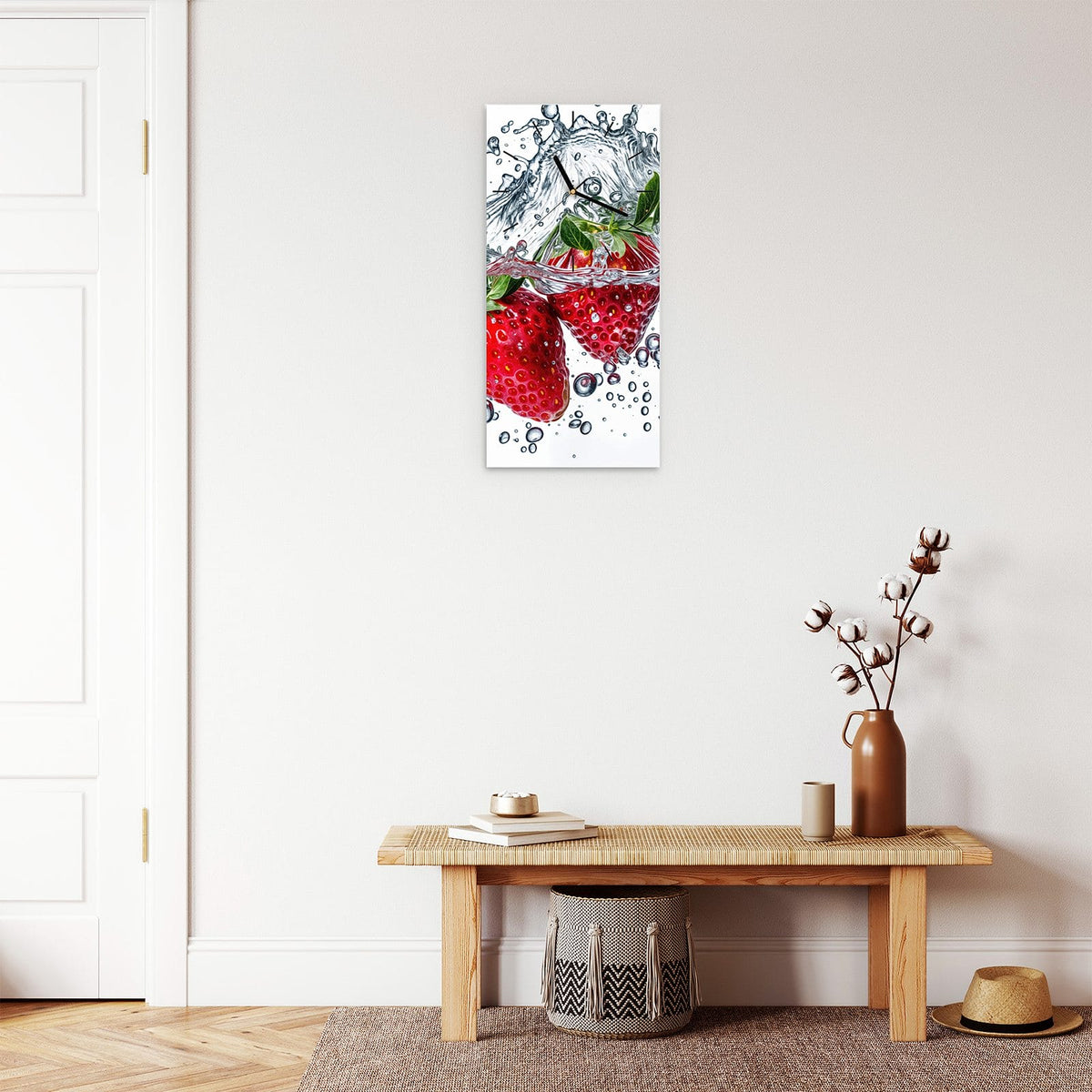 Wanduhr aus Glas im Hochformat Spritzige Erdbeeren mit Ziffernblatt Linie über einer Holzbank im Flur