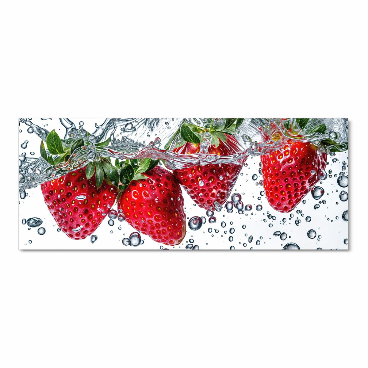 Erdbeeren tauchen vor Weiß ins Wasser, Spritzerwand und Tropfen ringsum
