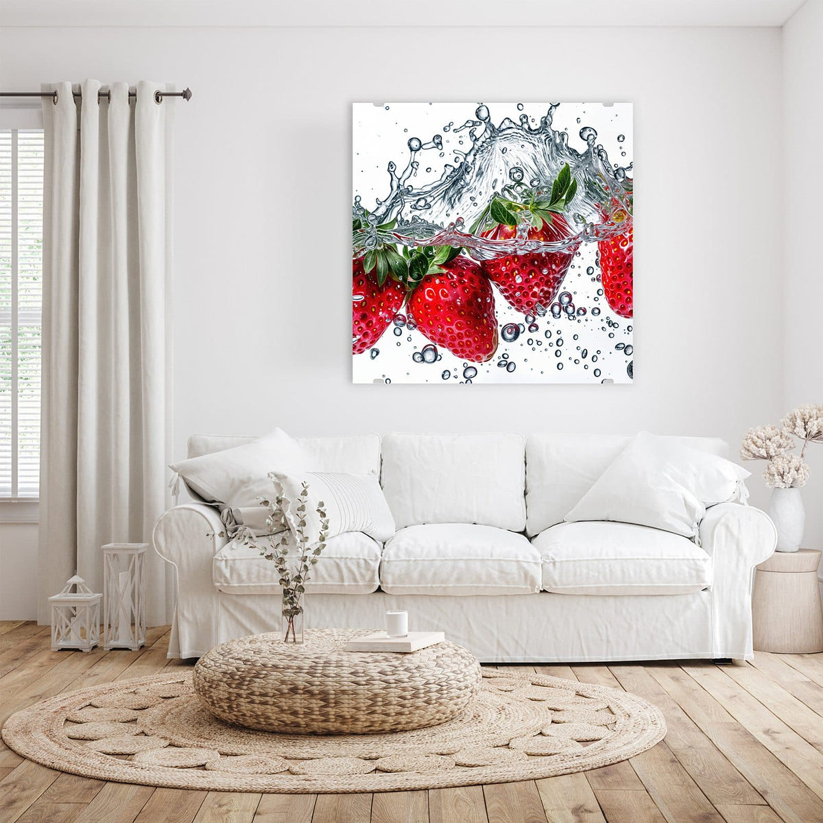 Erdbeeren tauchen vor Weiß ins Wasser, Spritzerwand und Tropfen ringsum