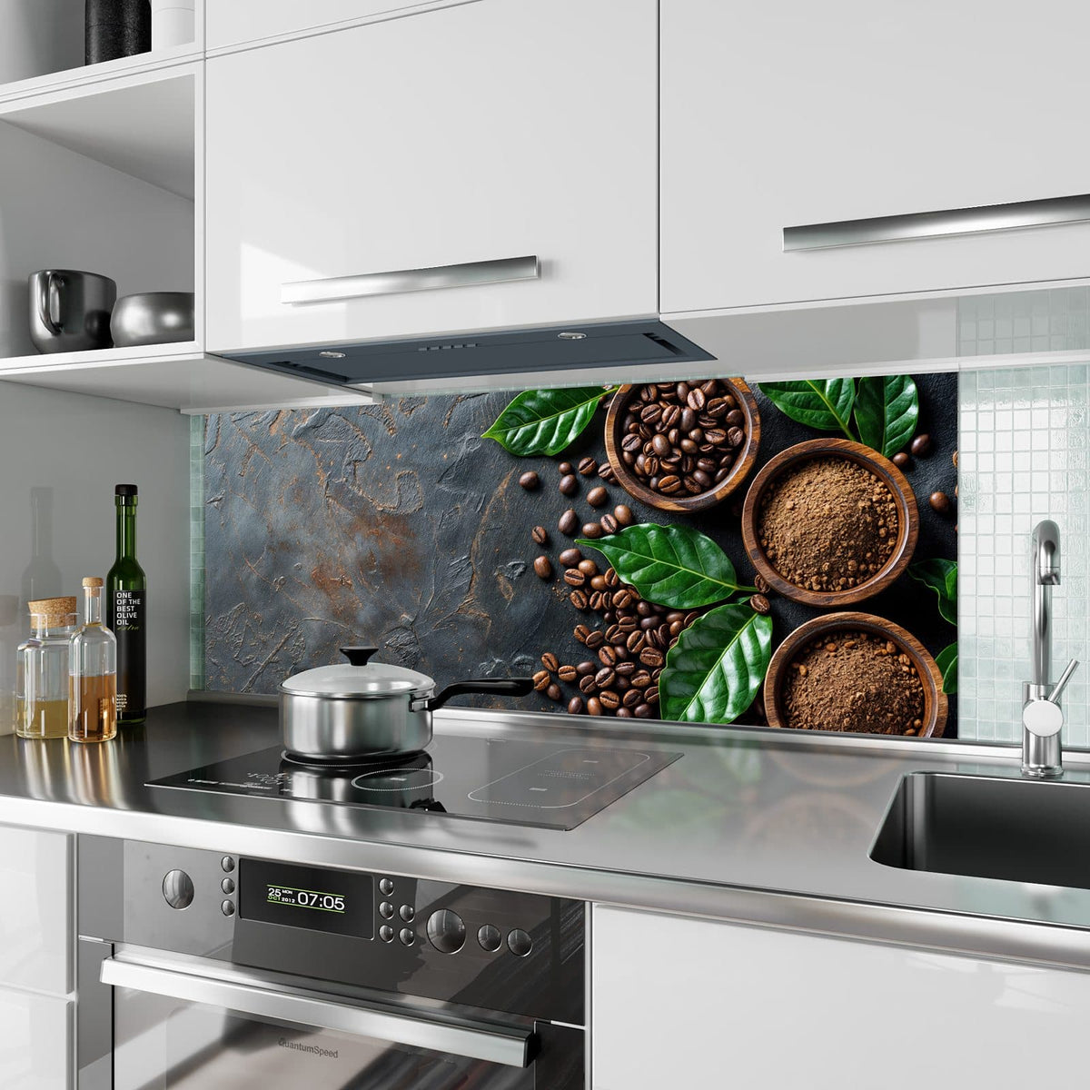 Küchenrückwand aus Glas Kaffeebohnen und Blätter im Hochformat als Spritzschutz hinter dem Kochfeld, über dem Fliesenspiegel montiert