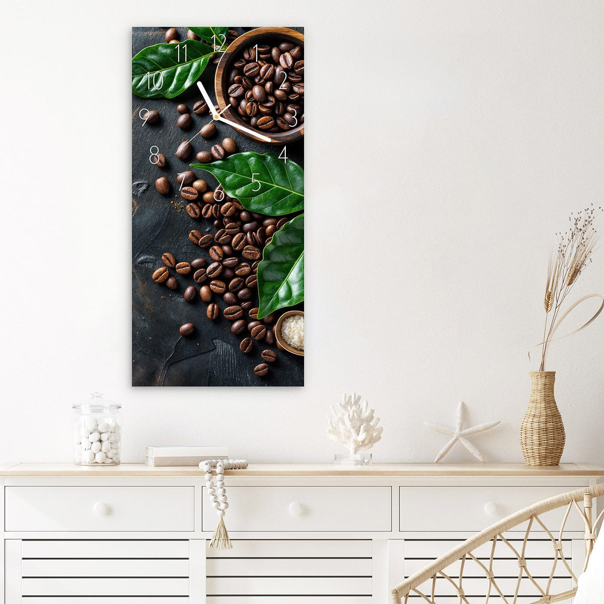Wanduhr Kaffeebohnen Und Blaetter aus Glas – Hochformat 30 × 60 cm – Kaffeebohnen und grüne Blätter