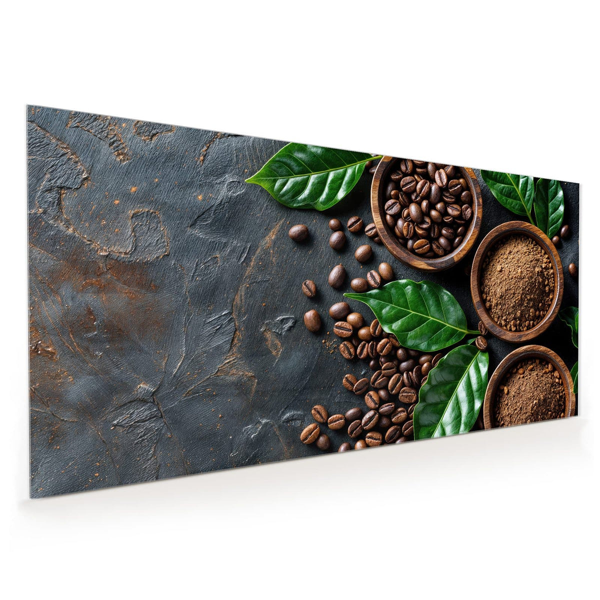 Küchenrückwand aus Glas im Hochformat mit Motiv Kaffeebohnen und Blätter: Drei Holzschalen mit Kaffeebohnen und Kaffeepulver