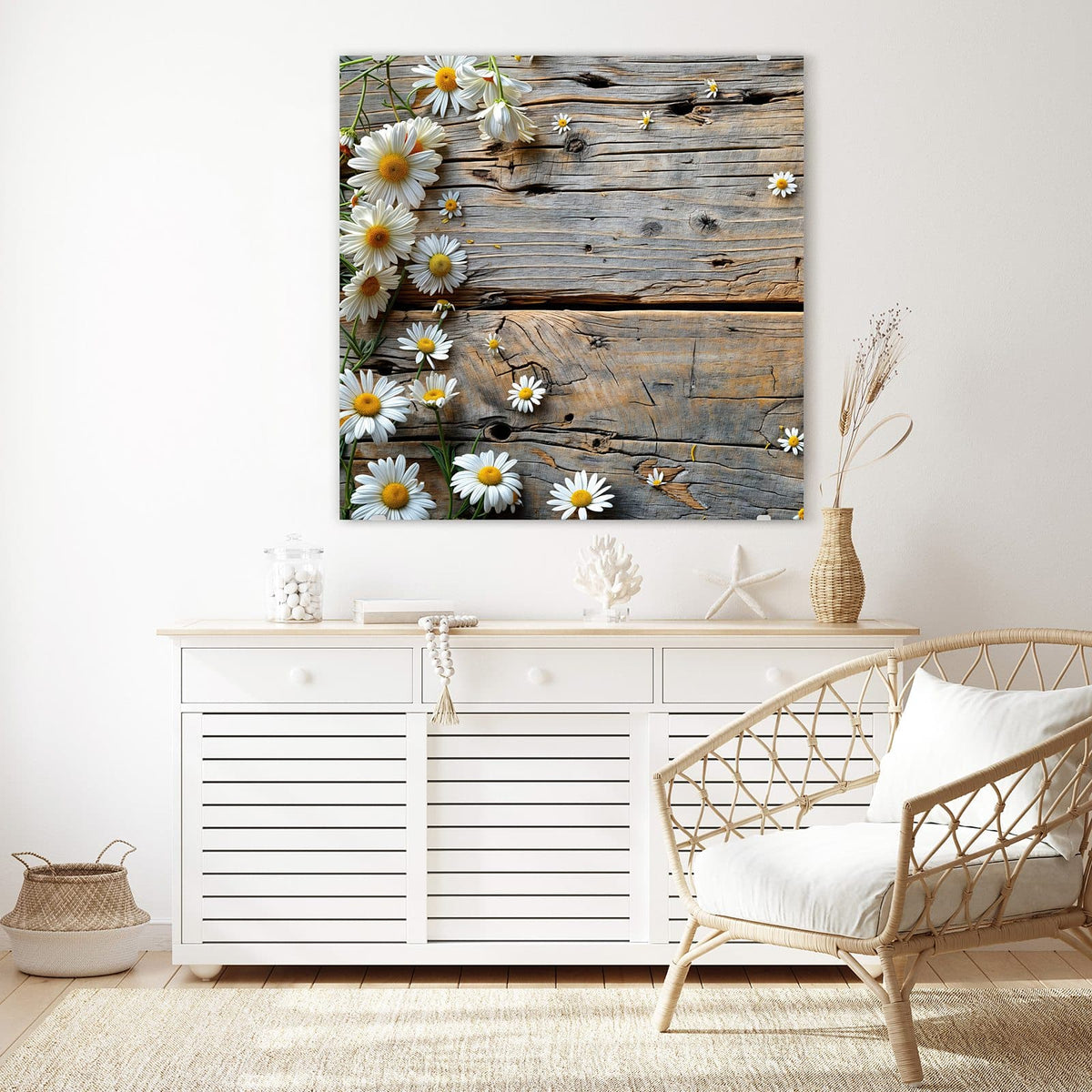 Glasbild Gänseblümchen auf Holz an der Wand – Weiße Margeriten und kleine Gänseblümchen am linken Rand auf grau verwitterten Holzbrettern