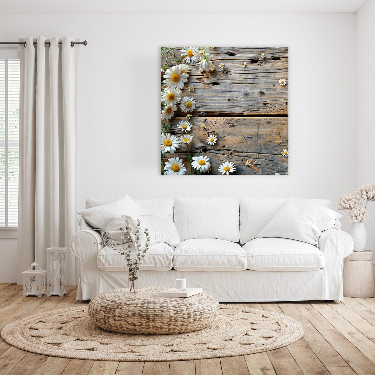 Glasbild Gänseblümchen auf Holz an der Wand – Weiße Margeriten und kleine Gänseblümchen am linken Rand auf grau verwitterten Holzbrettern