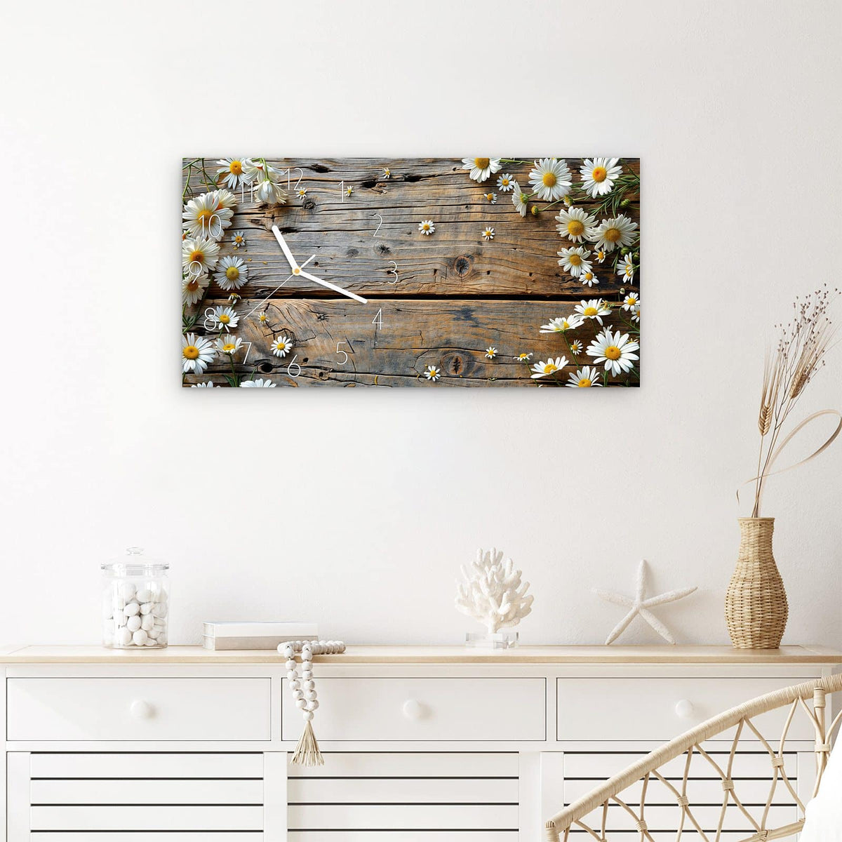 Wanduhr Holz und Gänseblümchen aus Glas – Querformat 60 × 30 cm – Gänseblümchen auf verwittertem Holz