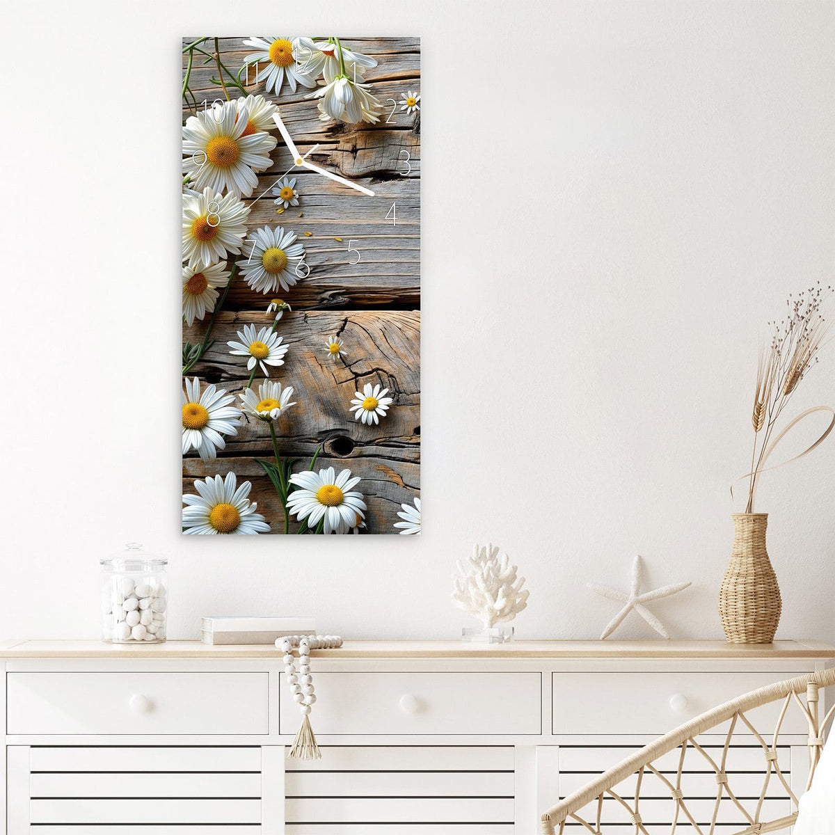 Wanduhr Holz und Gänseblümchen aus Glas – Hochformat 30 × 60 cm – Gänseblümchen auf verwittertem Holz
