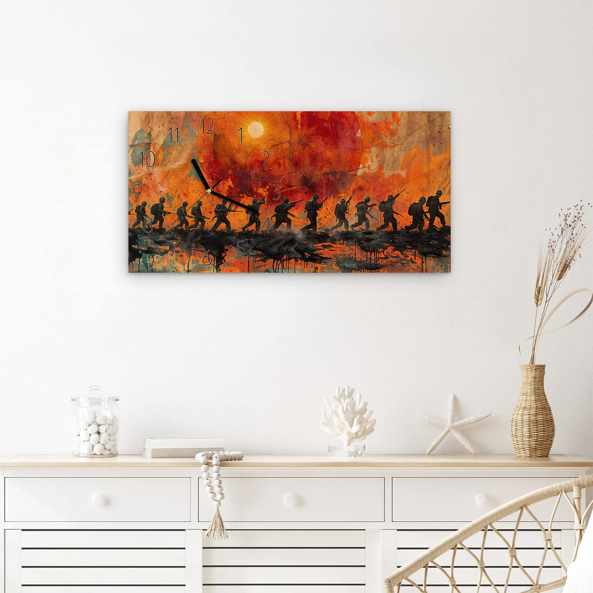 Wanduhr Marsch im Sonnenuntergang aus Glas – Querformat 60 × 30 cm – Soldatensilhouetten vor roter Sonne