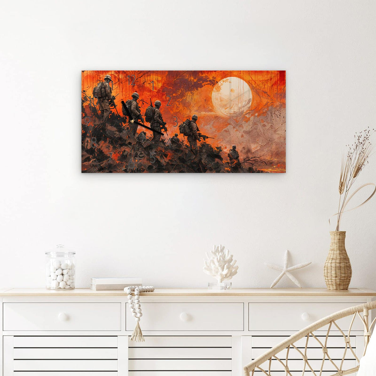 Wanduhr Soldaten im Sonnenuntergang aus Glas – Querformat 60 × 30 cm – Fünf Soldaten in orangem Licht