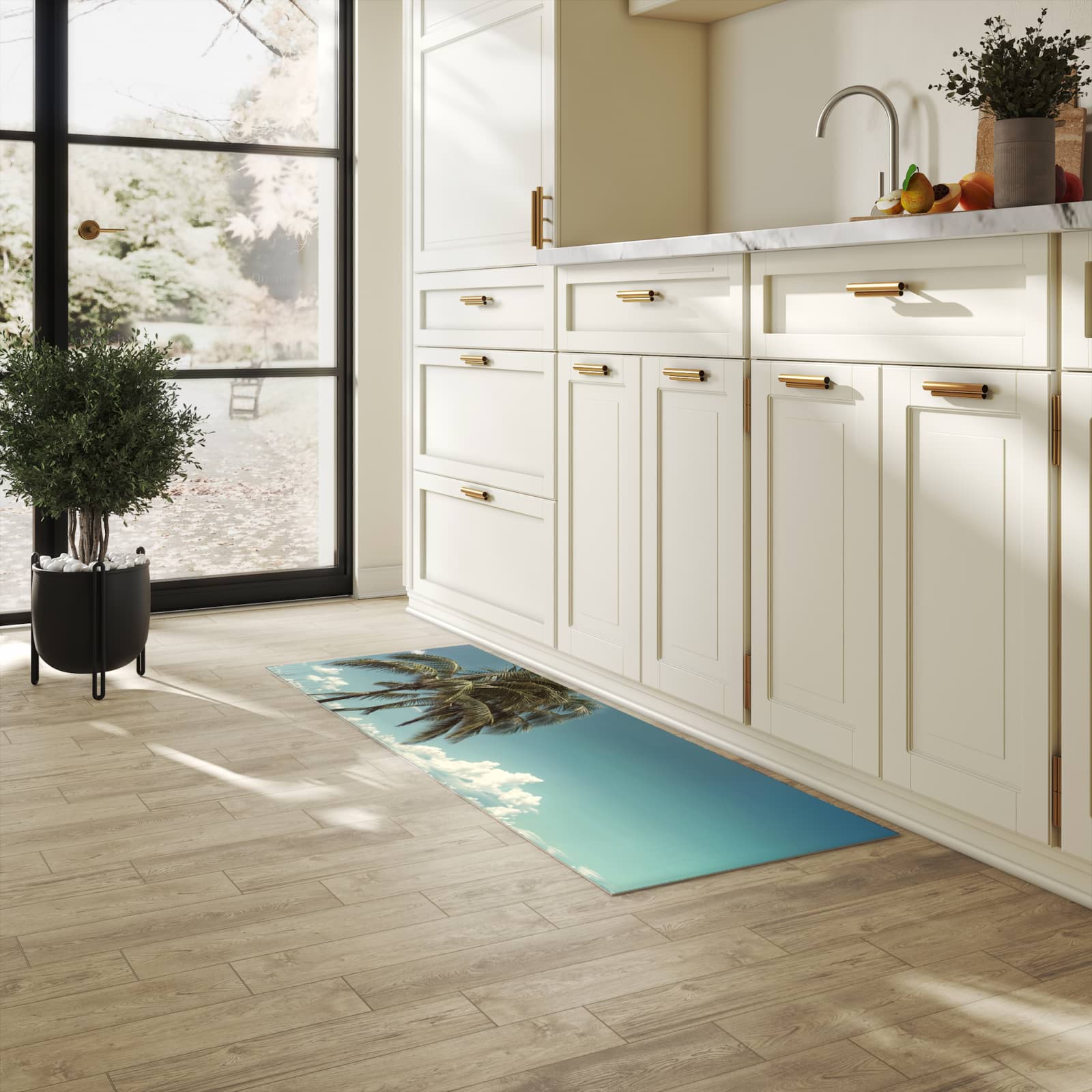 Strapazierfähiger Küchenteppich mit Motiv Strandstraße Palmen in heller Küche
