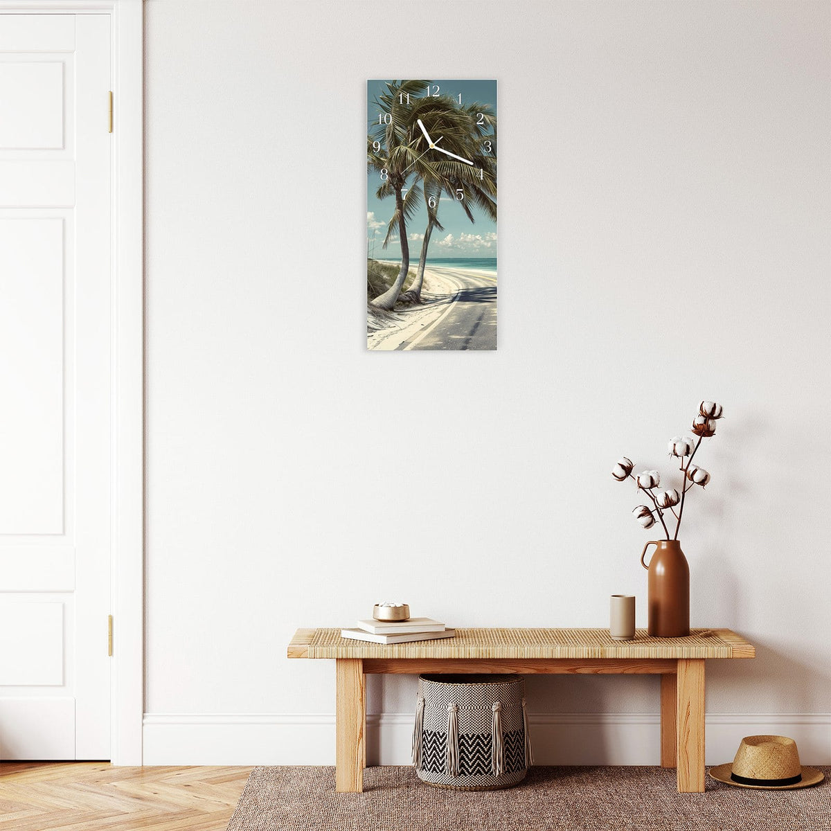 Moderne Wanduhr aus Glas mit Farbtiefe – Wanduhr Strandstraße Palmen aus Glas – Hochformat 30 × 60 cm