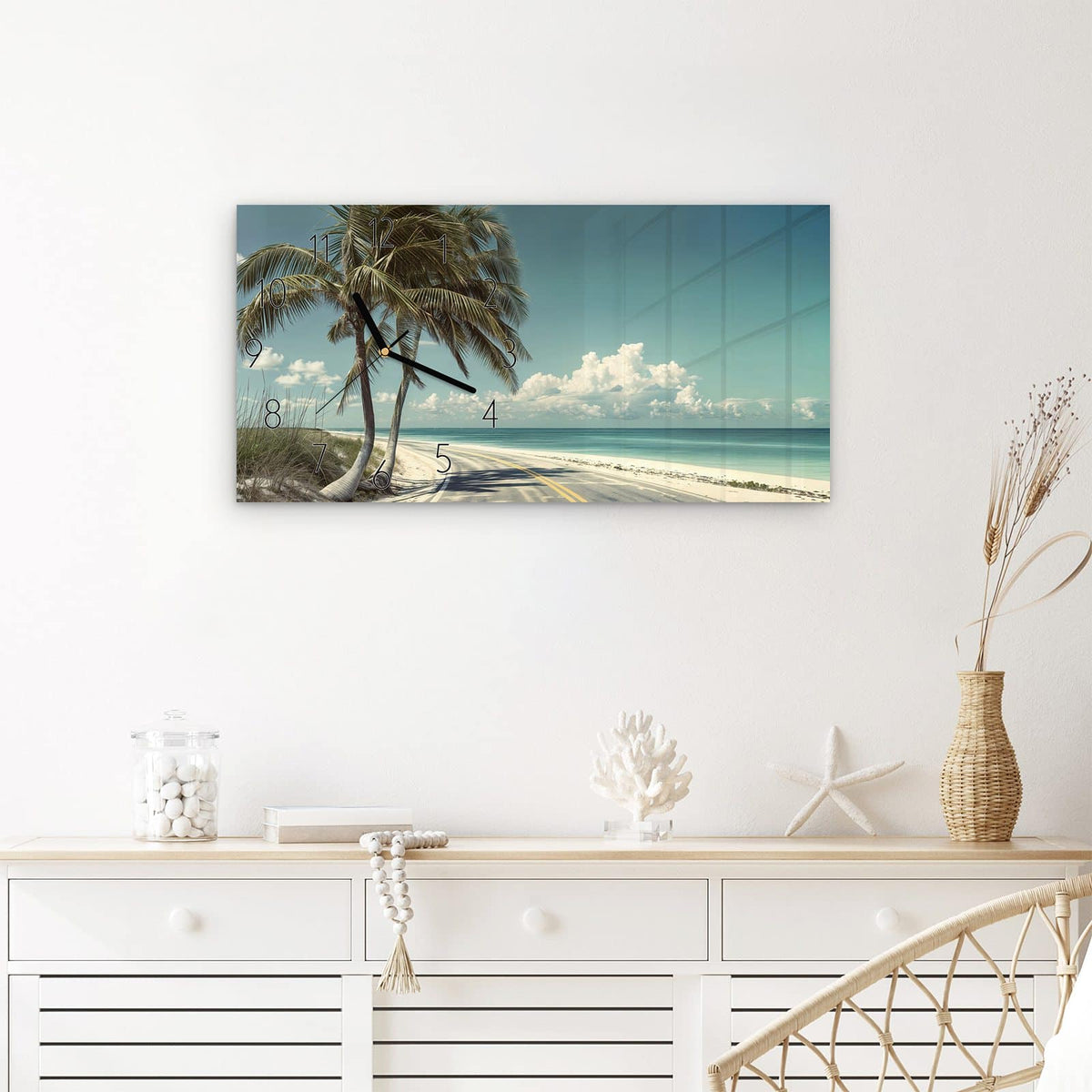 Wanduhr Strandstraße Palmen aus Glas – Querformat 60 × 30 cm – Küstenstraße mit Palmen am Sandstrand