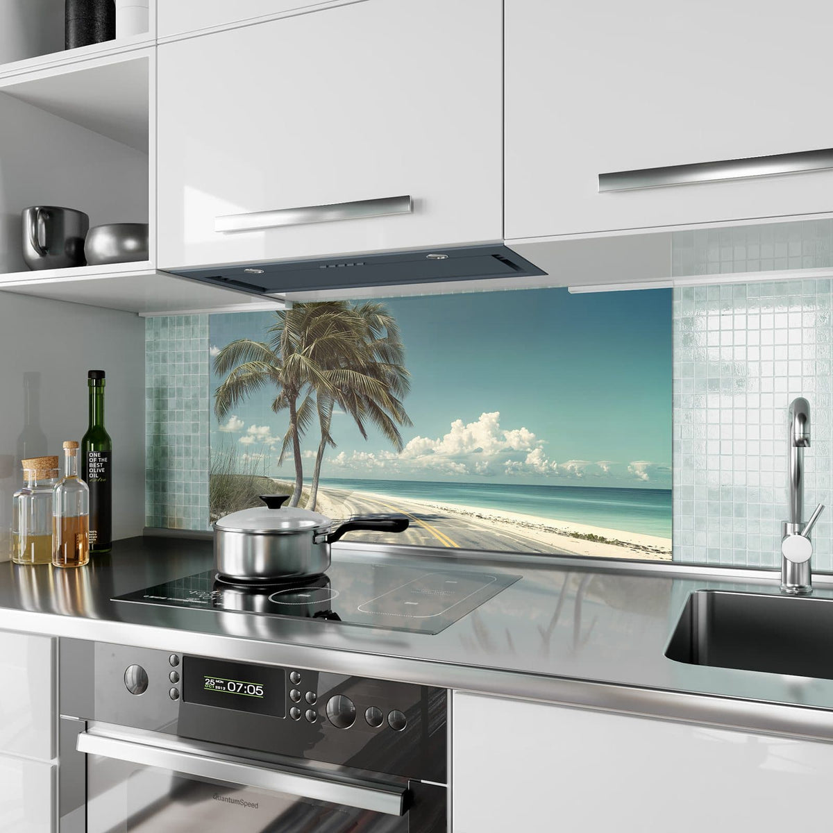 Küchenrückwand aus Glas Küstenstraße mit Palmen im Hochformat als Spritzschutz hinter dem Kochfeld, über dem Fliesenspiegel montiert