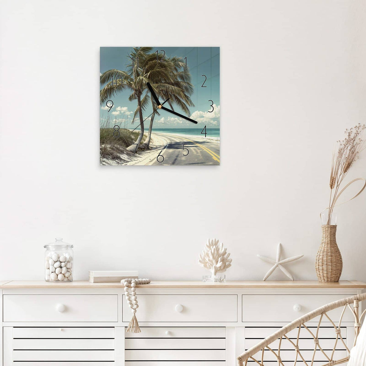 Wanduhr Küstenstraße mit Palmen aus Glas – Quadratisch 30 × 30 cm – Küstenstraße mit Palmen am Sandstrand