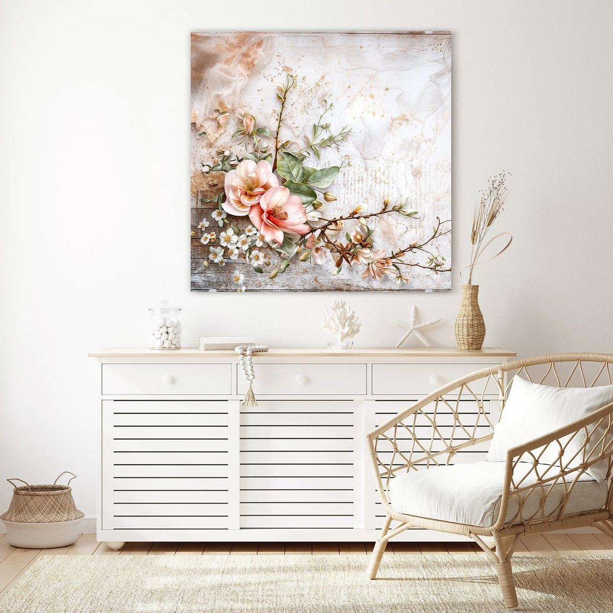 Glasbild Magnolien auf Holz an der Wand – Zwei apricotfarbene Magnolienblüten mit Knospenzweig und weißen Blüten auf verwittertem Holz
