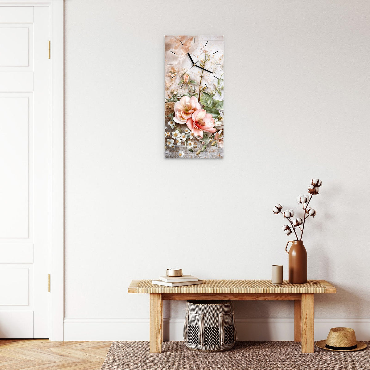 Wanduhr aus Glas im Hochformat Magnolien auf Holz mit Ziffernblatt Linie über einer Holzbank im Flur