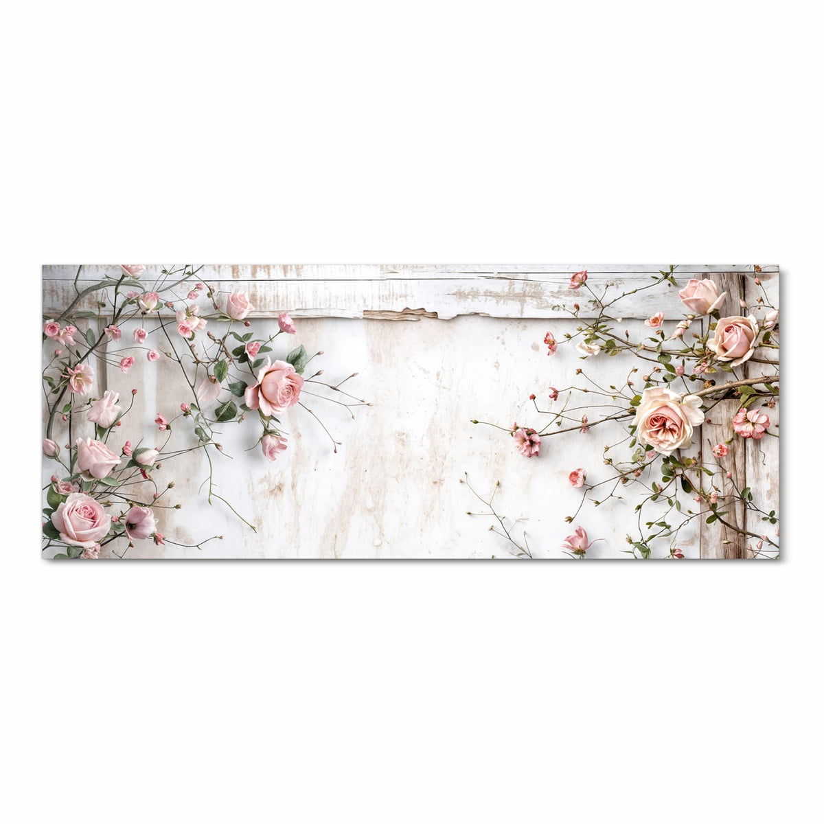 Zartrosa Rosen und kleine Blüten an dünnen Ranken über weiß lasiertem, abgenutztem Holz.