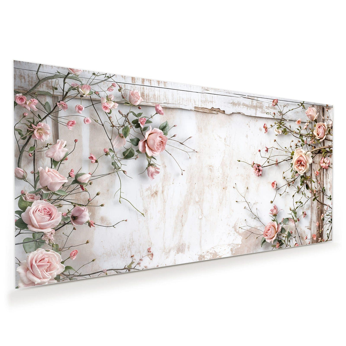 Zartrosa Rosen und kleine Blüten an dünnen Ranken über weiß lasiertem, abgenutztem Holz.