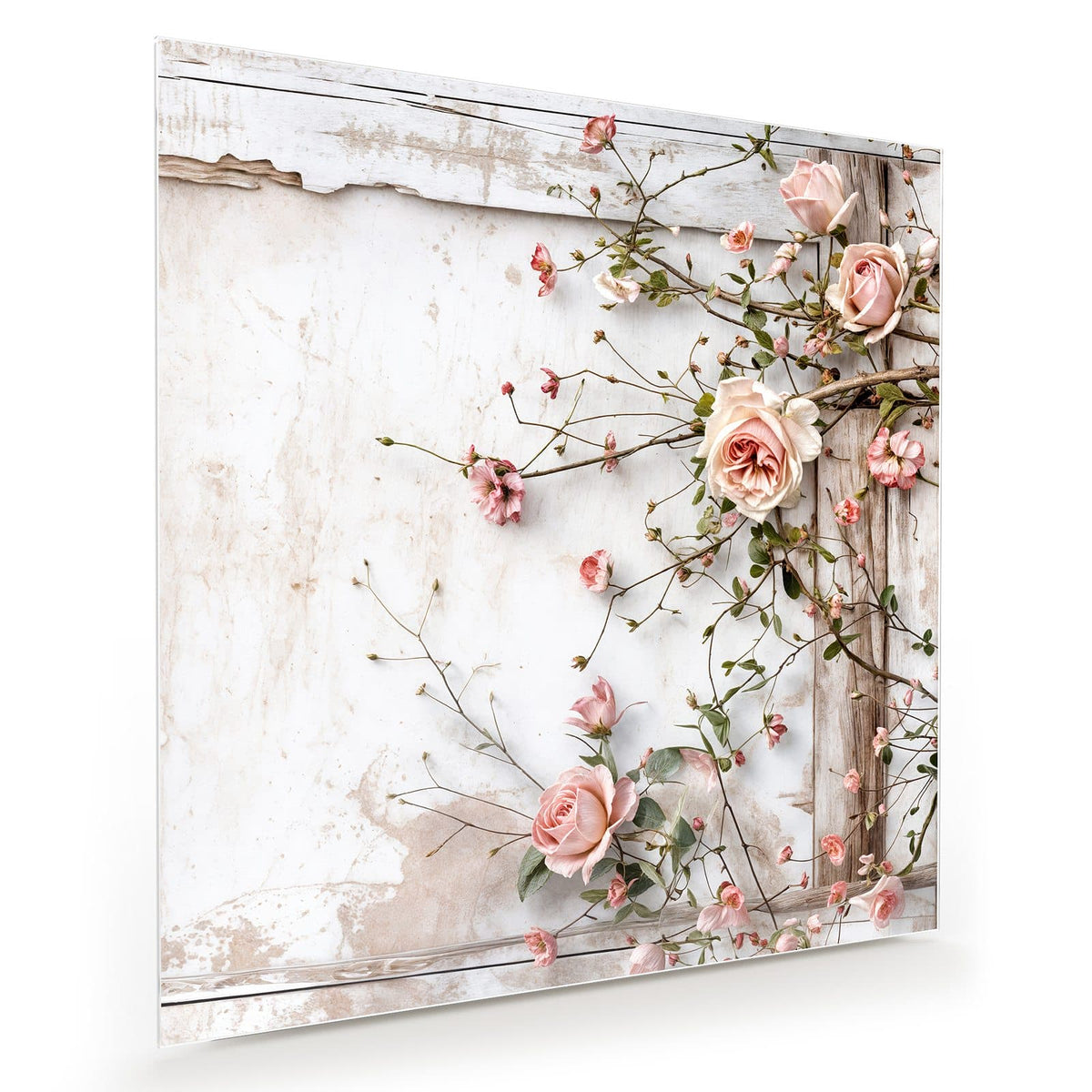 Zartrosa Rosen und kleine Blüten an dünnen Ranken über weiß lasiertem, abgenutztem Holz.