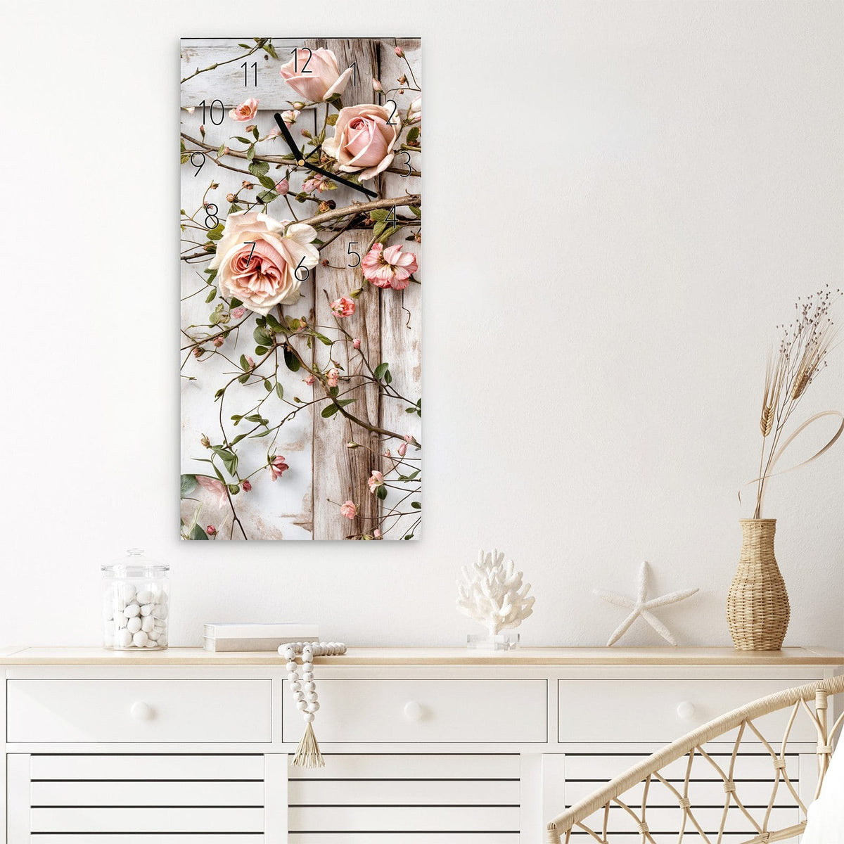 Wanduhr Rosenblüten Eleganz aus Glas – Zartrosa Rosen an verwittertem Holz