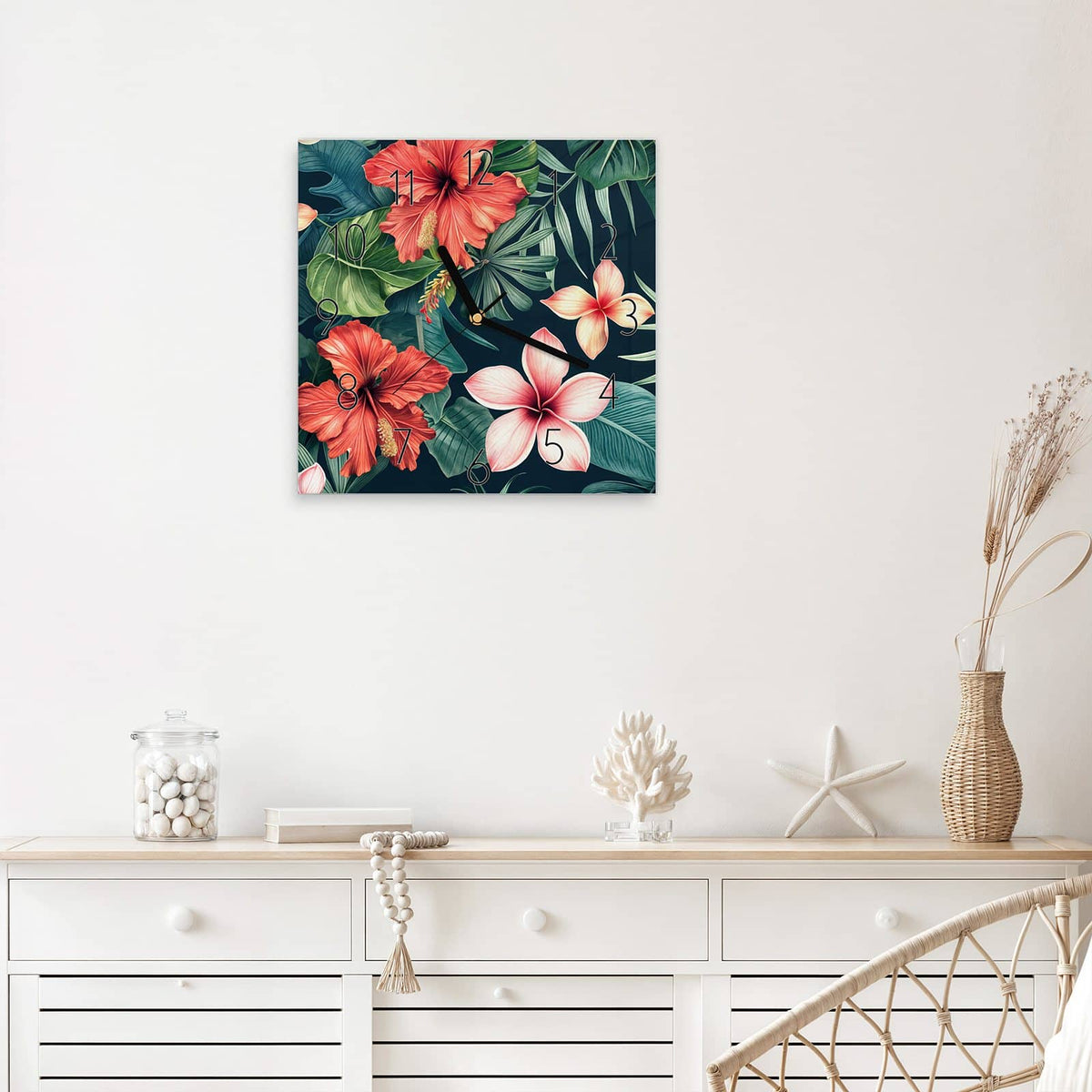 Wanduhr Hibiskus auf Dunkelgrün aus Glas – Quadratisch 30 × 30 cm – Hibiskus und Frangipani auf Dunkelgrün