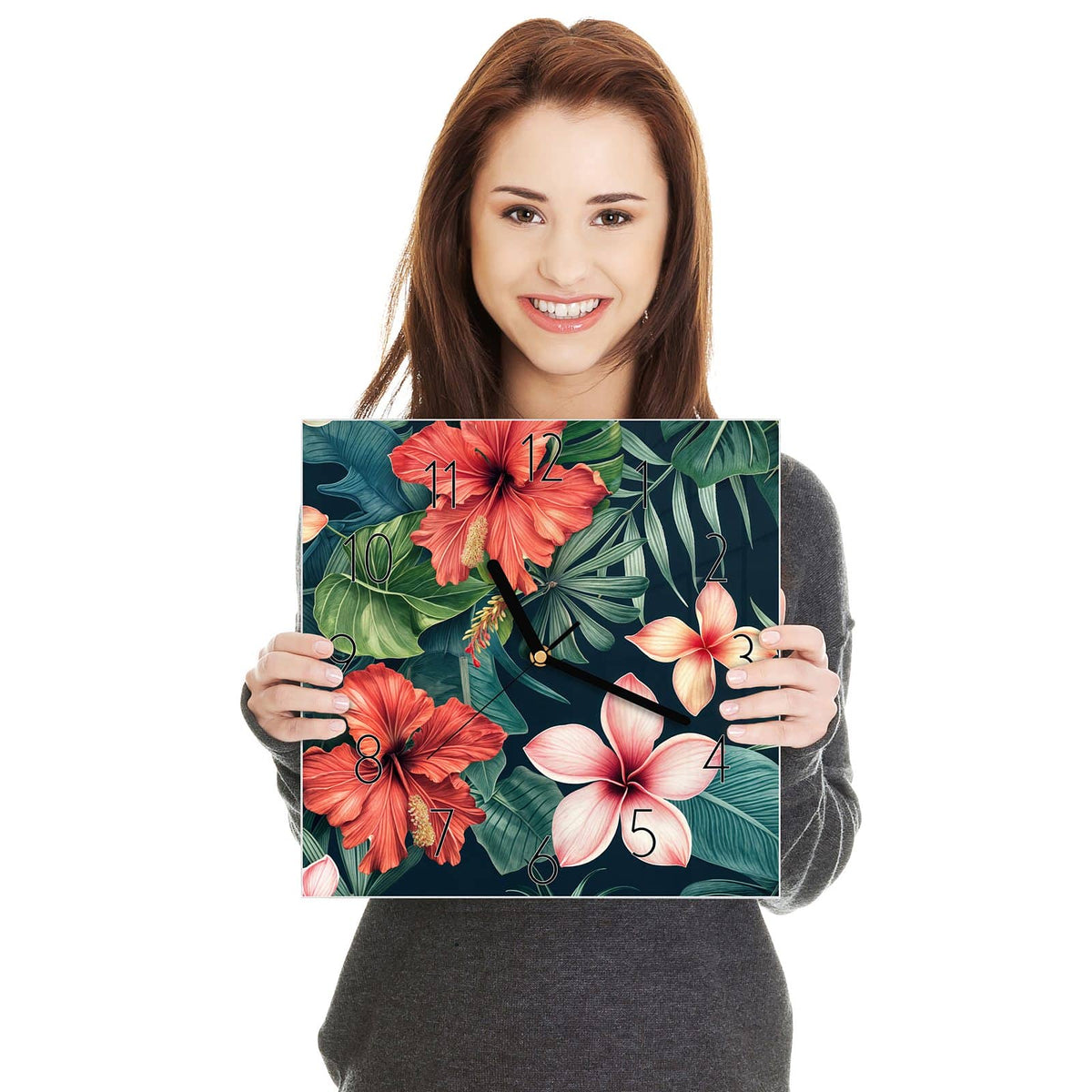 Illustriertes Muster aus roten Hibiskusblüten, rosa Frangipani und Palmblättern auf dunklem Grün.