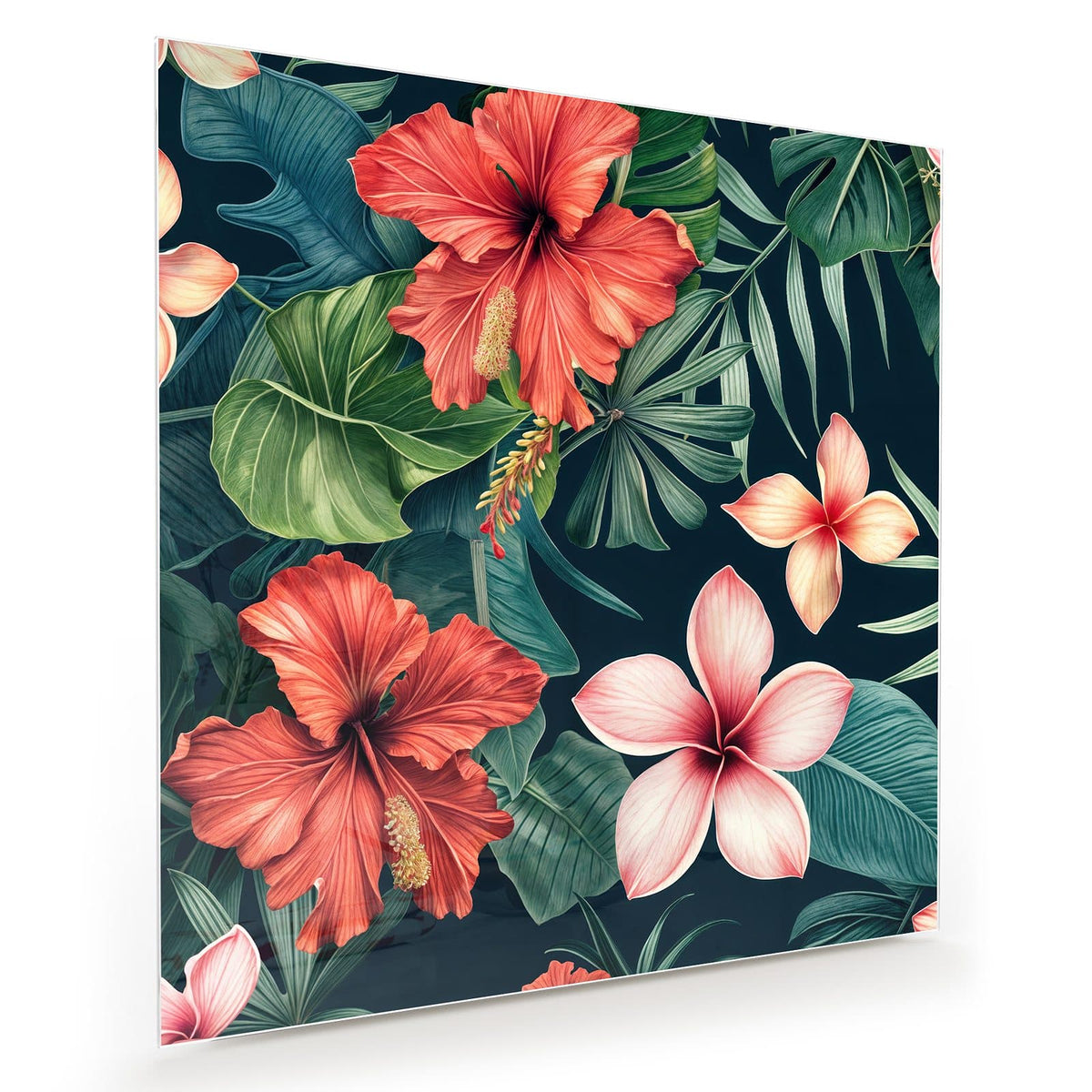 Illustriertes Muster aus roten Hibiskusblüten, rosa Frangipani und Palmblättern auf dunklem Grün.