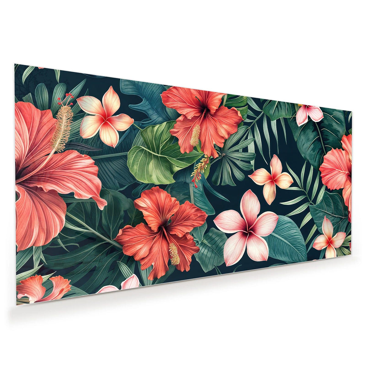 Illustriertes Muster aus roten Hibiskusblüten, rosa Frangipani und Palmblättern auf dunklem Grün.
