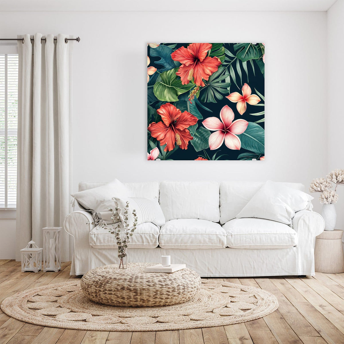 Illustriertes Muster aus roten Hibiskusblüten, rosa Frangipani und Palmblättern auf dunklem Grün.
