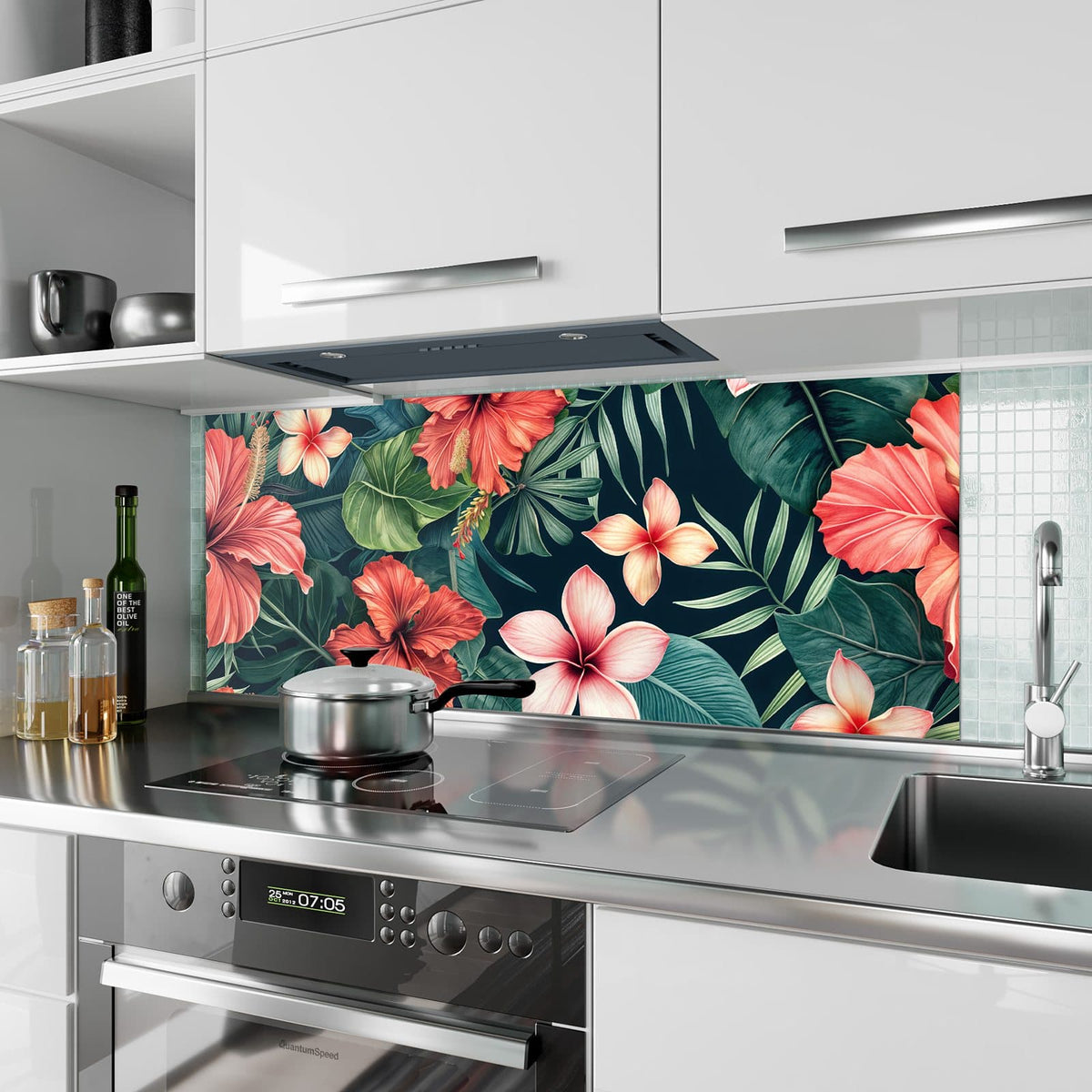 Küchenrückwand aus Glas Hibiskus auf Dunkelgrün im Hochformat als Spritzschutz hinter dem Kochfeld, über dem Fliesenspiegel montiert