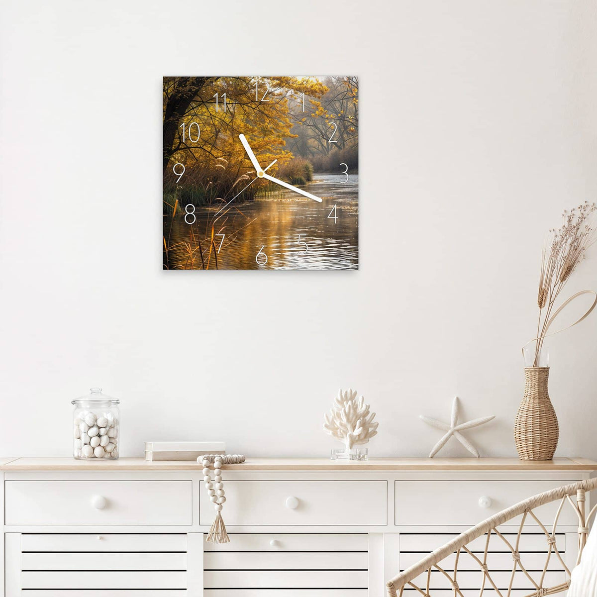 Wanduhr Schilf am Herbstfluss aus Glas – Quadratisch 30 × 30 cm – Goldener Herbstwald am Fluss