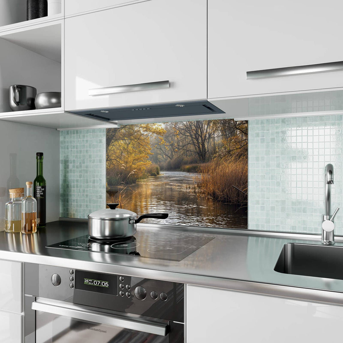 Küchenrückwand aus Glas Schilf am Herbstfluss im Hochformat als Spritzschutz hinter dem Kochfeld, über dem Fliesenspiegel montiert